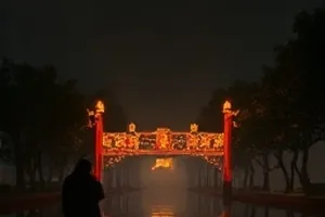 雨幕中的白瓷茶具与玻璃窗，器物线动画插图