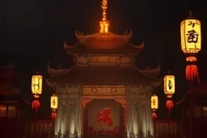 老街区黄昏下的暖黄路灯与骑车人影，动画场景插图